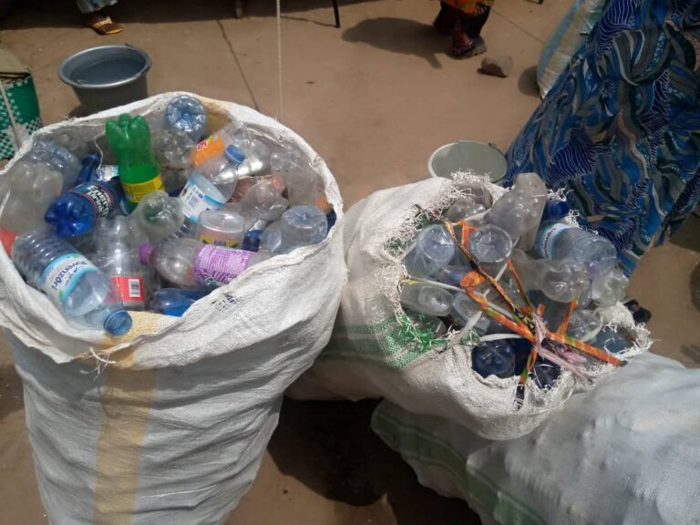 Ituri: l’ONG CRIDE s’active dans l’assainissement remet des poubelles à la prison centrale de Bunia