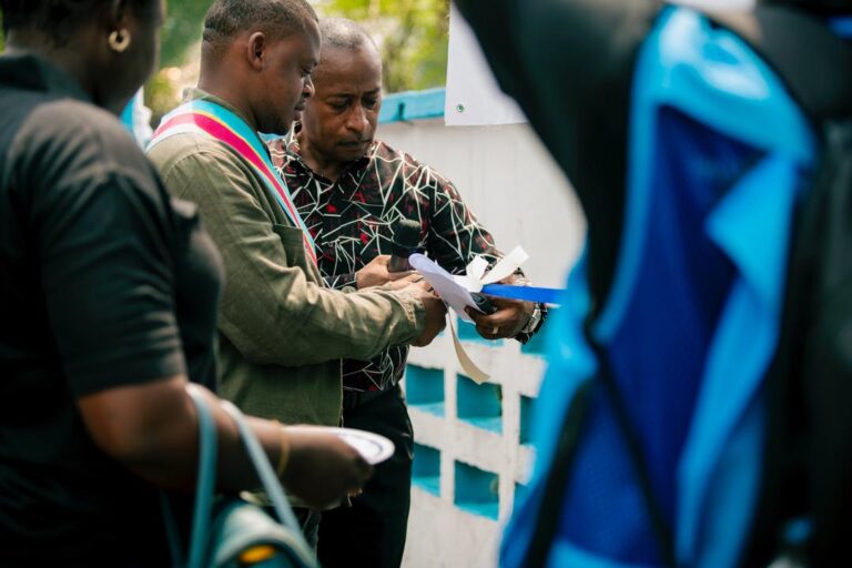 Projet Mbongwana : Environews RDC remet 2 500 pavés écologiques à la commune de Kasa Vubu